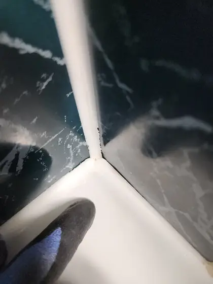 욕실 실리콘 제거 — 새로 마감한 욕조 구석 실리콘